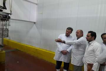 بازدید مشترک فرماندار و سرپرست شبکه دامپزشکی شهرستان شازند از کشتار گاه طیور شهرستان