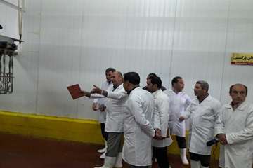 بازدید مشترک فرماندار و سرپرست شبکه دامپزشکی شهرستان شازند از کشتار گاه طیور شهرستان