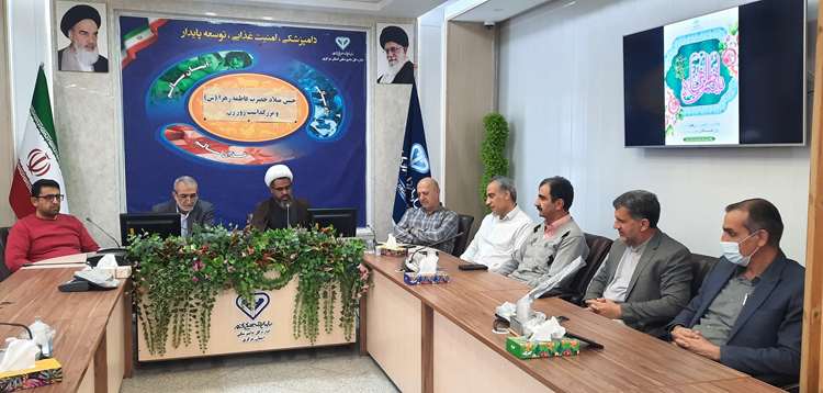 تمام ویژگی های مطلوب انسانی در زندگی حضرت زهرا (س) می درخشد