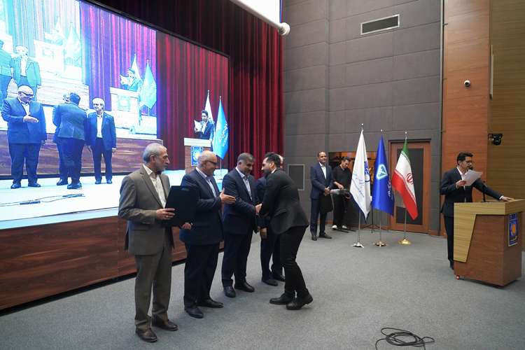 آیین گرامیداشت هفته دامپزشکی با حضور مقامات استانی و فعالین بخش خصوصی در محل سالن همایش های پروین اعتصامی اراک برگزار شد.