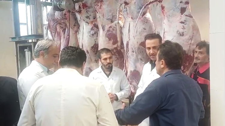 در راستای ارتقای بهداشتی استحصال گوشت در استان مرکزی از کشتارگاه دام ساوه بازدید شد.