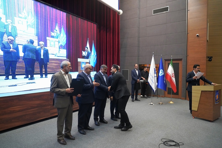 آیین گرامیداشت هفته دامپزشکی با حضور مقامات استانی و فعالین بخش خصوصی در محل سالن همایش های پروین اعتصامی اراک برگزار شد.